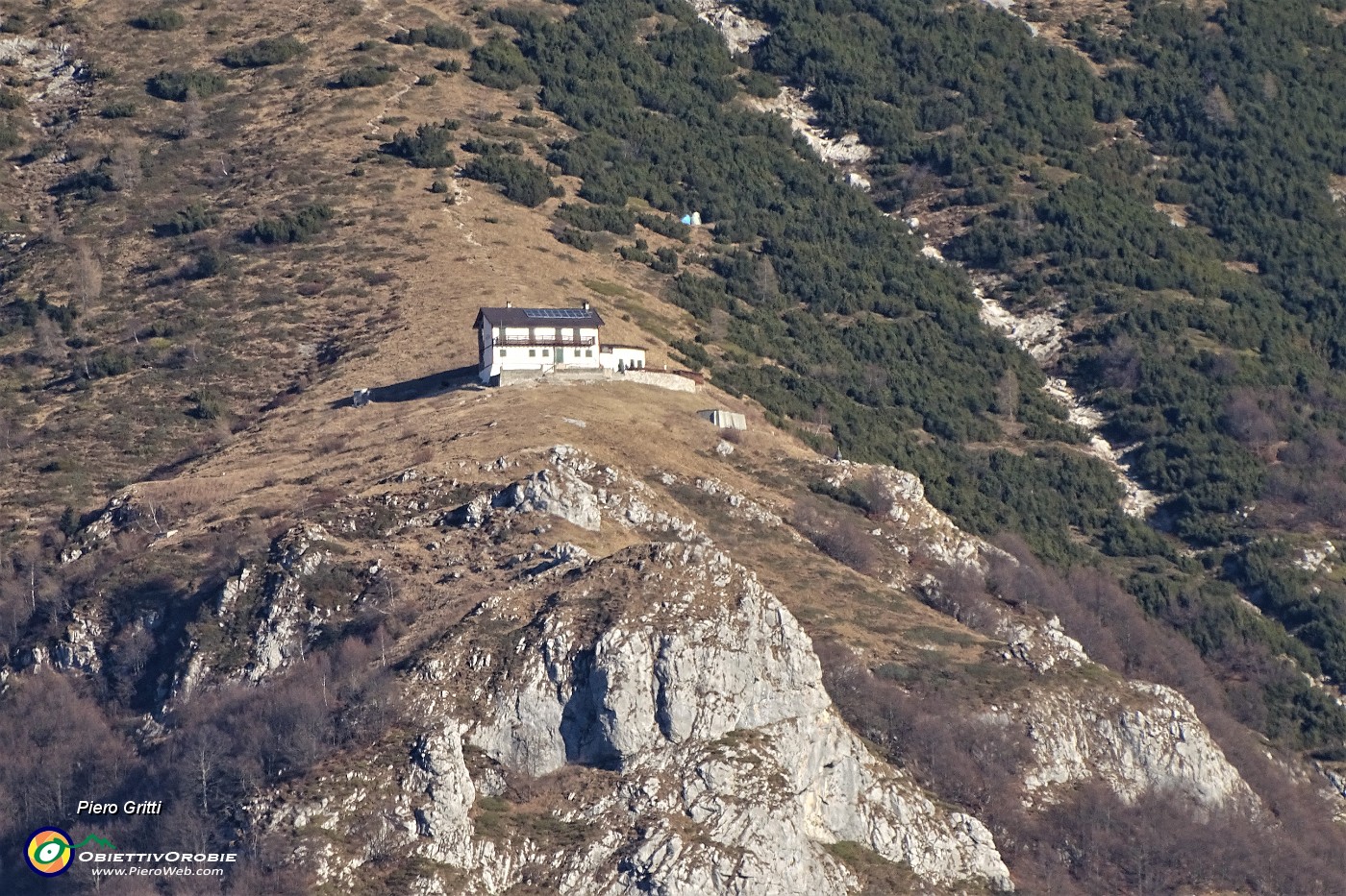 60  Dallo Zucco Sileggio zoom sul Rif. Bietti (1715 m) sul versante ovest del Grignone.JPG